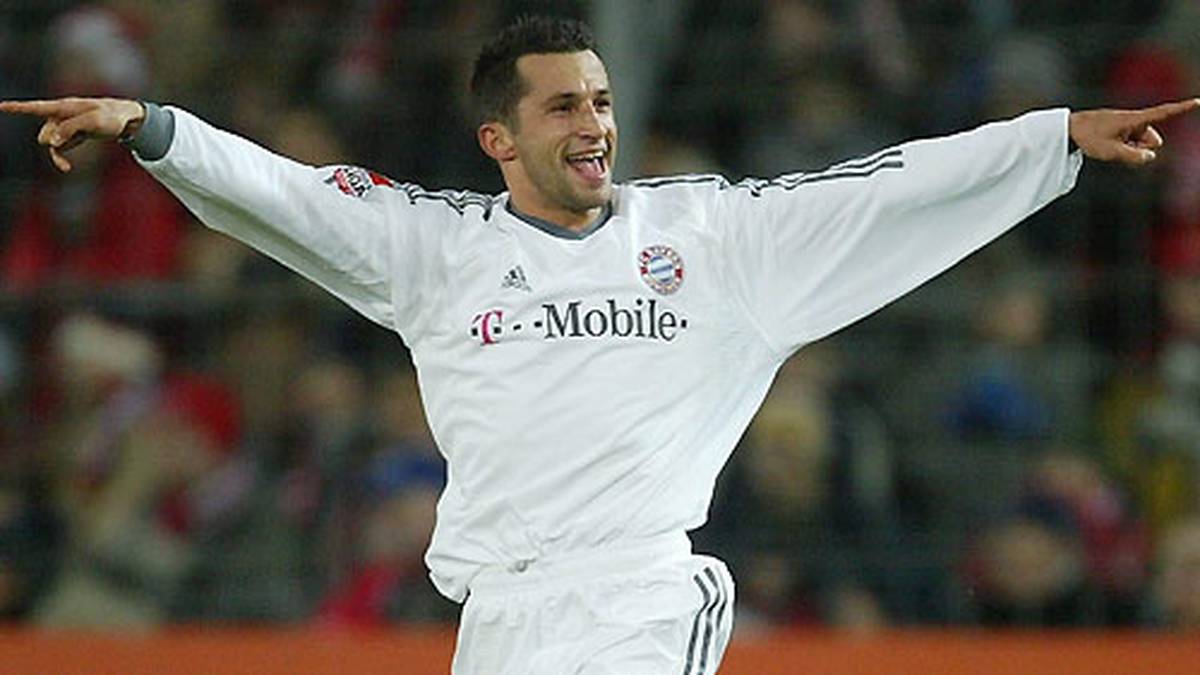 Auswärts treten die Bayern zugleich wieder fast vollständig in Weiß an: Weil zugleich auch die Leistungen stimmen, bürgert sich für Hasan Salihamidzic und Konsorten der Spitzname "Weißes Ballett" ein