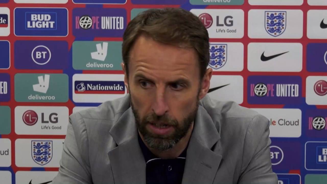 England: Gareth Southgate reagiert auf die Buhe-Rufe der Fans beim Hinknien