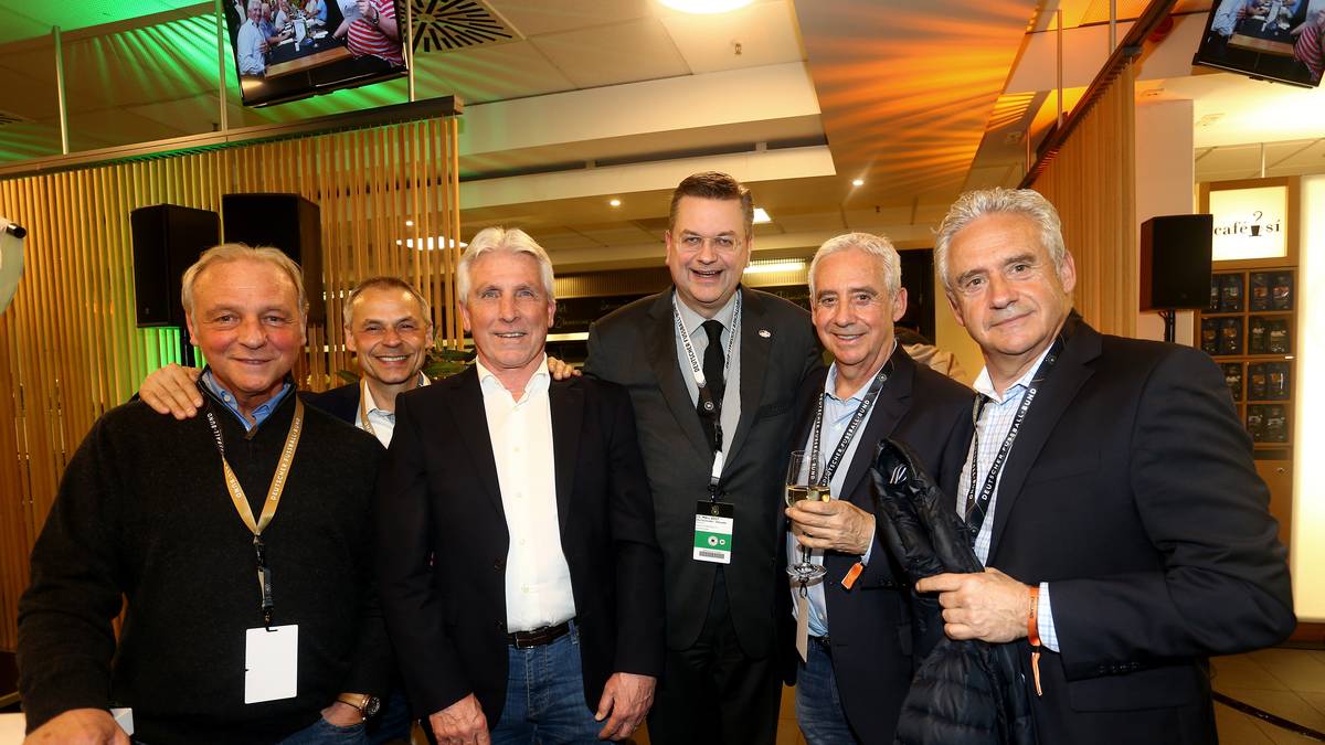 Zusammen mit dem kürzlich verstorbenen Manfred Burgsmüller und Peter Neururer betrieb Rüdiger ein Reisebüro in Gelsenkirchen, Volker ist als Sportfachverkäufer im Ruhrgebiet tätig. Auf offiziellen DFB-Anlässen sieht man die beiden ab und zu noch in der Öffentlichkeit