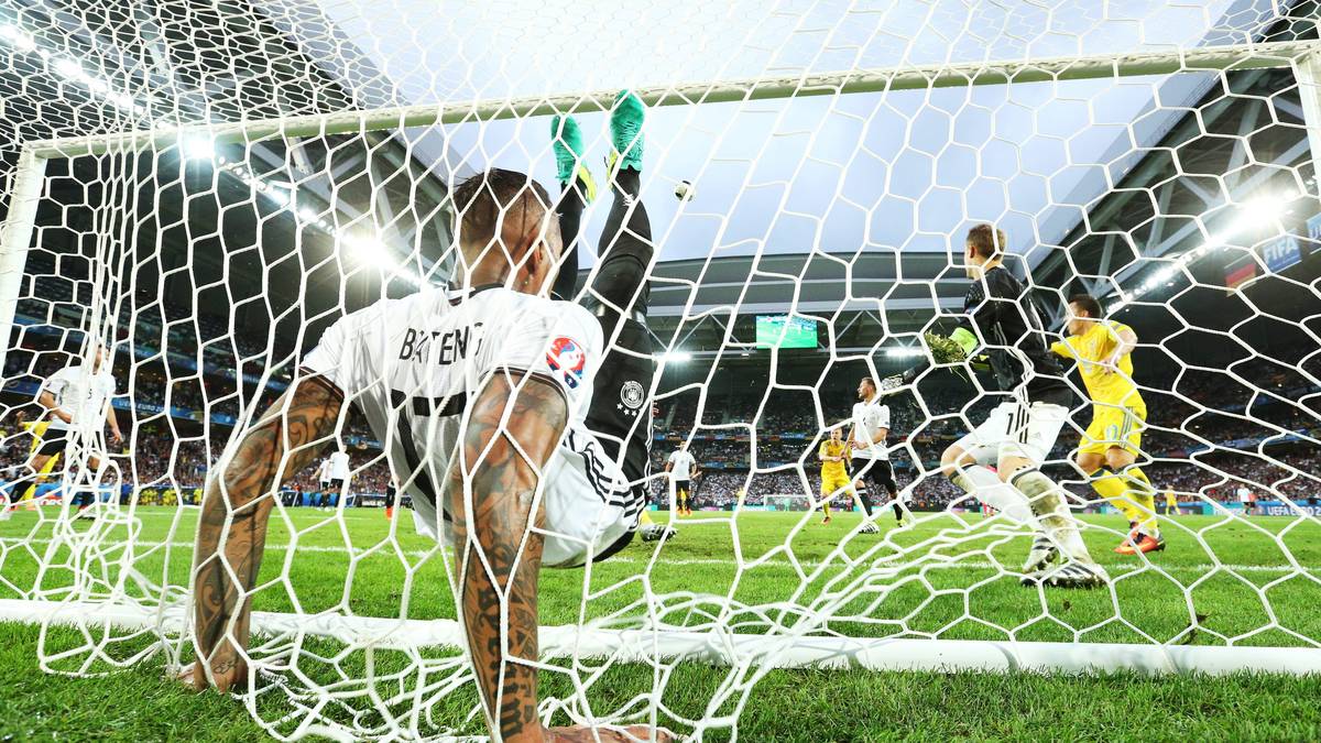 Eines der Bilder dieser EM. Beinahe lenkt Jerome Boateng gegen die Ukraine eine Flanke ins eigene Tor, kann den Ball aber dank einer artistischen Rettungseinlage noch wegschlagen