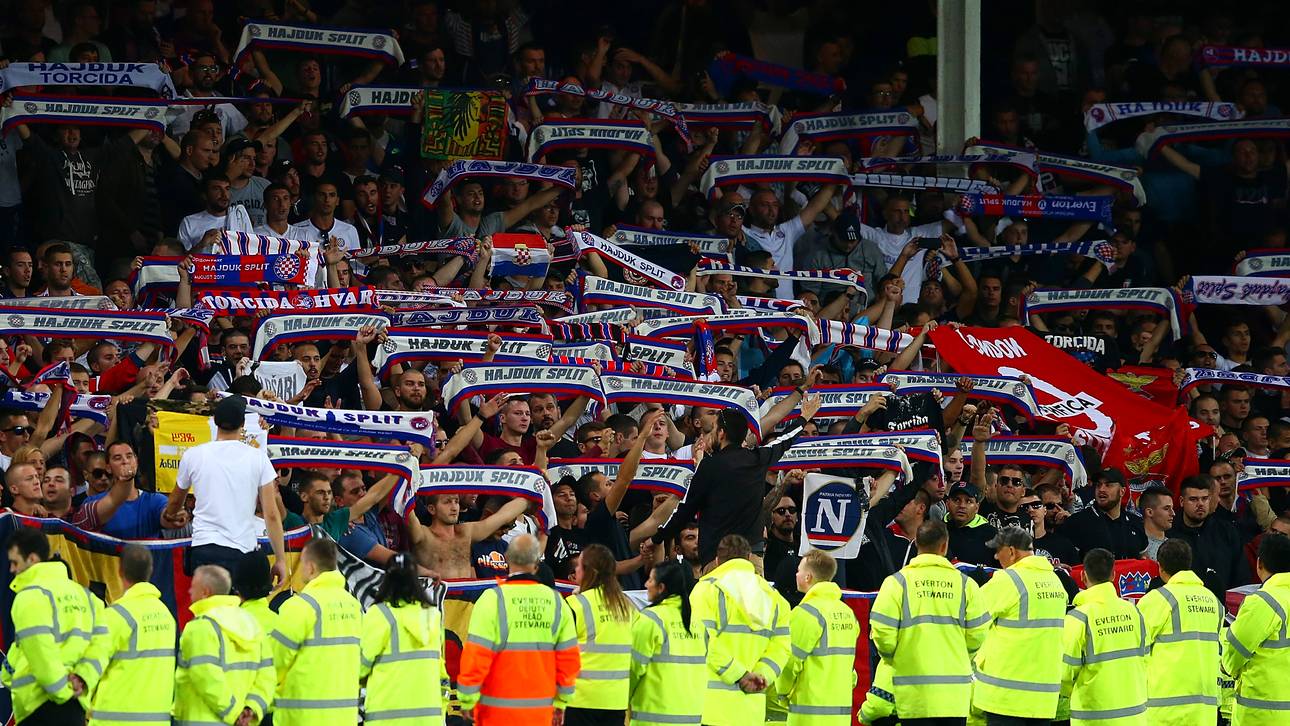 Split-Fans greifen eigene Spieler an