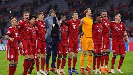 Die Spieler des FC Bayern feiern den vorzeitigen Einzug ins Achtelfinale