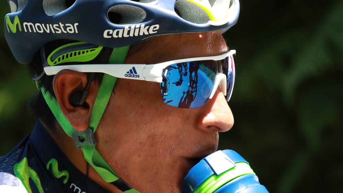 Bei solchen Temperaturen bekommt man natürlich Durst. Und wer um zu trinken nicht die Hand vom Lenker nehmen will, macht es eben so wie Nairo Quintana aus Kolumbien.