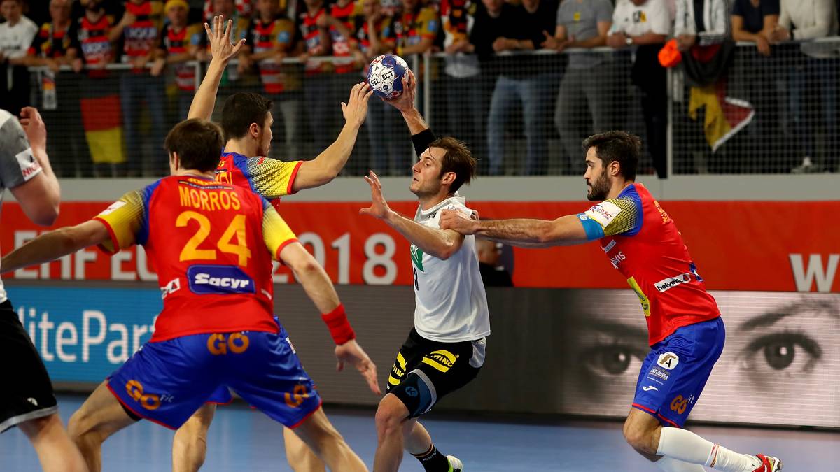 PLATZ 10: EM 2018 - HAUPTRUNDE: Bei der EM im vergangenen Jahr unterlag das deutsche Team Spanien zum Abschluss der Hauptrunde mit 27:31 und verspielte damit die Chance auf das Halbfinale. Kapitän Uwe Gensheimer (2.v.r.) fand überhaupt nicht in die Partie und hatte nur einen Abschluss in Halbzeit eins