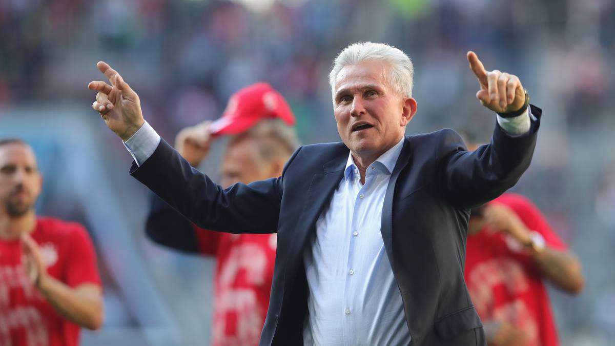 Da darf der Rekordmeister bereits am 7. April jubeln. Durch ein 4:1 in Augsburg krönt sich der FCB bereits zum 28. Mal zum Deutschen Meister. Am Ende hat der FCB 21 Zähler Vorsprung auf den Zweiten Schalke 04