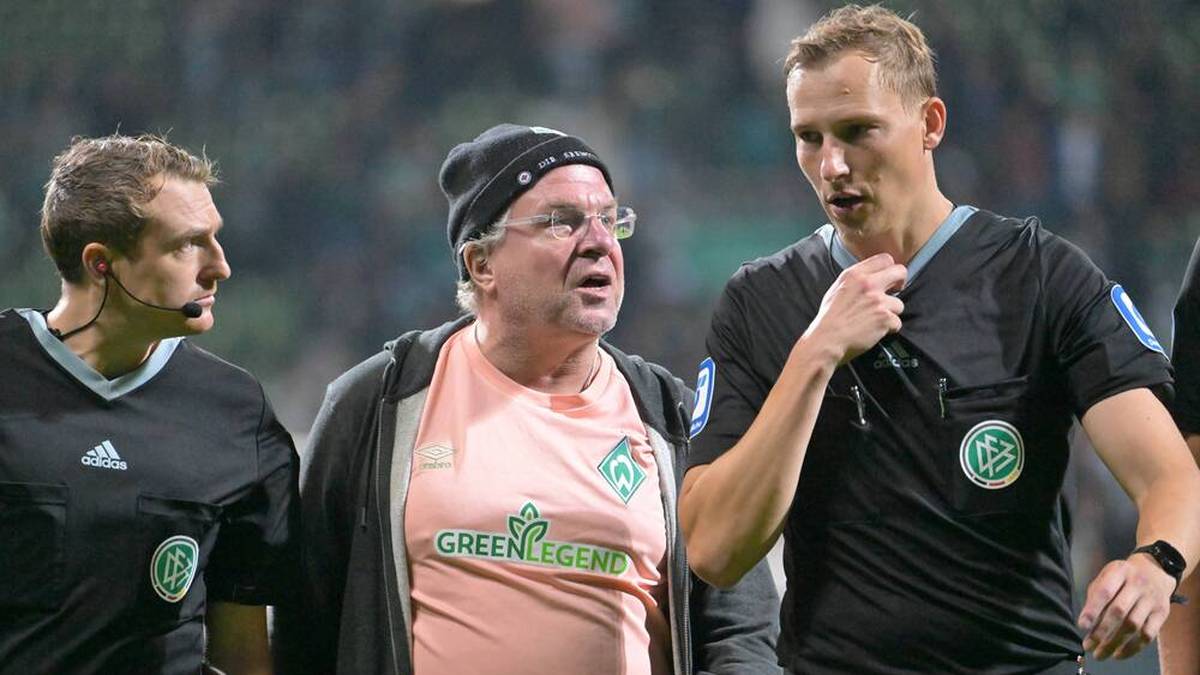 Christian Stoll diskutiert mit Schiedsrichter Martin Petersen nach dem Augsburg-Spiel