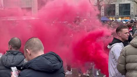 Die Bühne auf dem Alten Markt ist aufgebaut, niederländische DJs heizen hier vor dem Champions-League-Duell gegen den BVB den Gästefans ein.