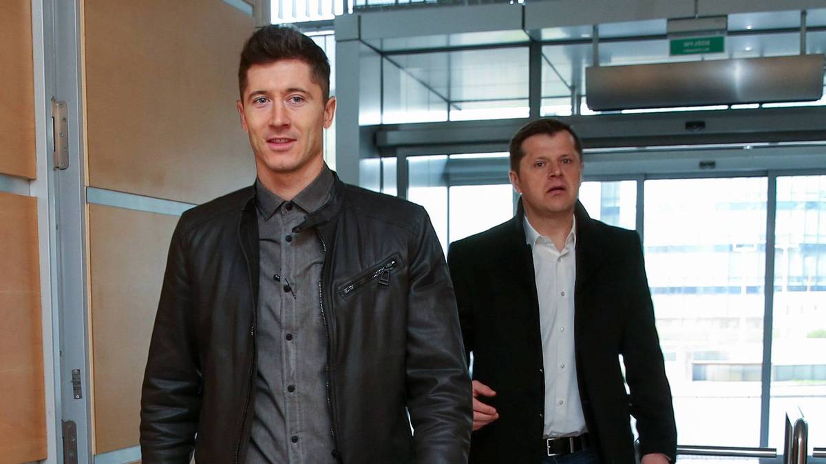 Juni 2017: Rolle rückwärts im Fall Lewandowski! Berater Kucharski weist die Aussagen, sein Klient sei unglücklich beim FC Bayern, deutlich zurück: "Ich habe immer gesagt, und der Meinung bin ich auch immer noch, dass der FC Bayern der beste Verein für die Entwicklung von Lewandowskis Karriere ist. Und meine Meinung hat sich nicht geändert", so der Agent im Interview mit der polnischen Website "Futboljes.pl"