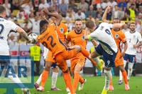 Die Elfmeter-Entscheidung des deutschen Schiedsrichters Felix Zwayer zugunsten Englands im EM-Halbfinale gegen die Niederlande sorgt für Diskussionen. Wurde eine entscheidende Szene übersehen?