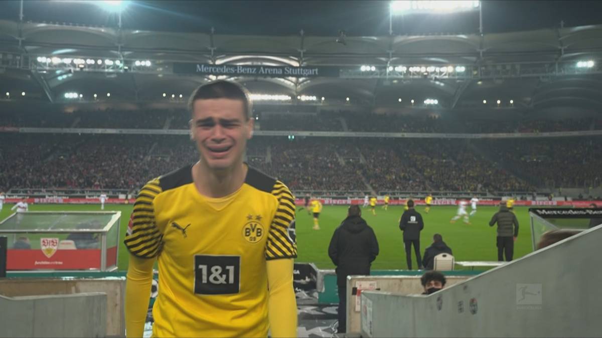 Beim Auswärtsspiel des BVB in Stuttgart muss Giovanni Reyna schon nach wenigen Sekunden verletzt vom Feld. Der Youngster vergießt bittere Tränen.