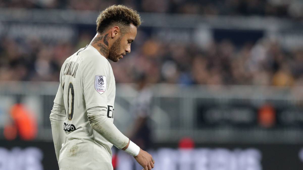 Nachdem der Ex-Bundesligaprofi den Schock halbwegs verdaut hat, wird er erneut Opfer eines Einbruchs. Nach Angaben der Polizei werden aus der Wohnung des 29-Jährigen Juwelen und Handtaschen im Wert von mehr als 500.000 Euro gestohlen