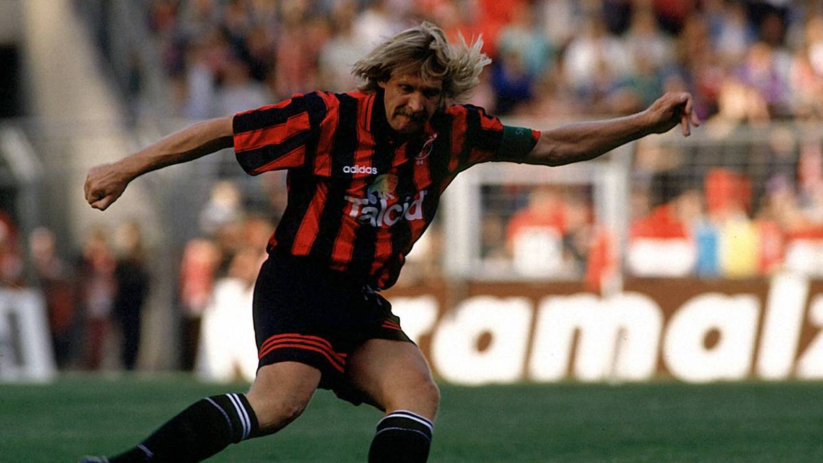 Platz 8: Leverkuses Bernd Schuster guckt 1994 Frankfurts Torwart Andreas Köpke aus und trifft aus 45 Metern