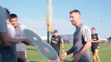Lionel Messi ist nach dem Gewinn seines rekordträchtigen achten Ballon d’Or ins Training seiner Mannschaft Inter Miami zurückgekehrt und wurde von seinen Mitspielern gebührend gefeiert.