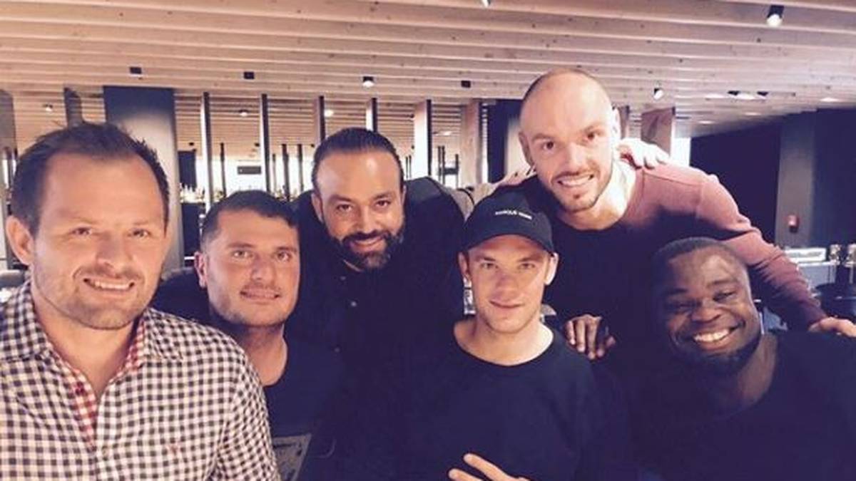 Der ehemalige Nationalspieler Gerald Asamoah (r.) feiert am 3. Oktober seinen 39. Geburtstag - und hat sich prominente Gäste eingeladen. Unter anderem begleiten ihn Bayern-Keeper Manuel Neuer und Heiko Westermann zum Reinfeiern aufs Oktoberfest