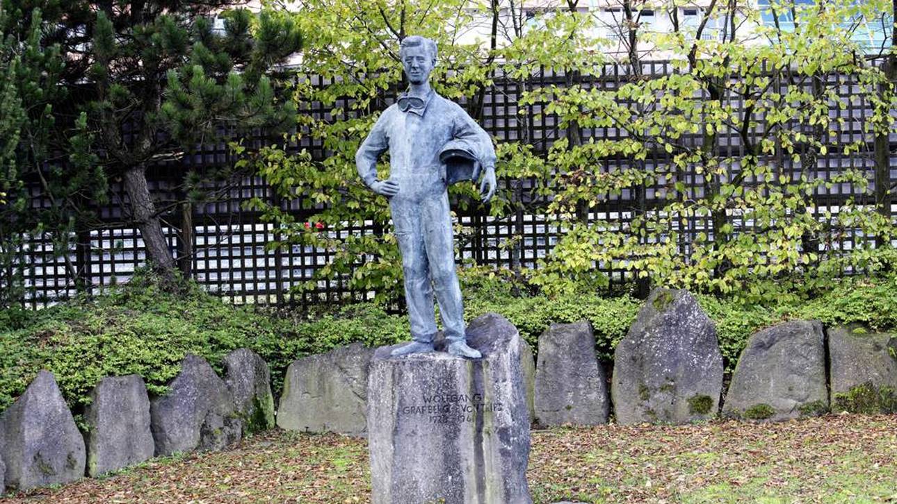 Eine Statue am Nürburgring erinnert an Wolfgang Graf von Berghe von Trips
