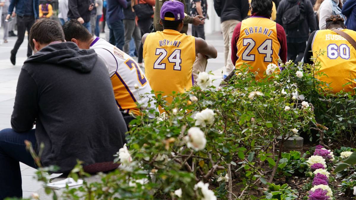 Wo man auch hinsieht: überall tragen die Fans Kobes Trikot