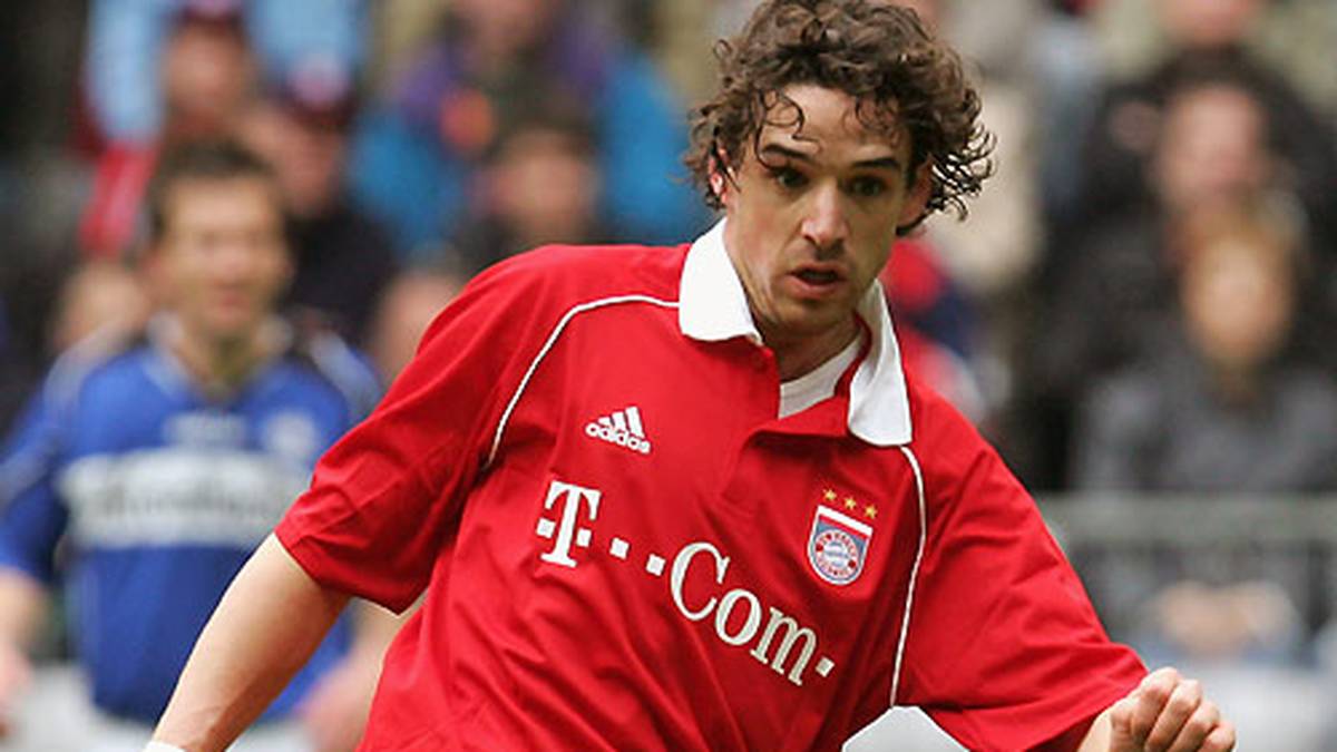 Ab 2005 werden die "Roten" wieder fast ganz rot - so wie hier Owen Hargreaves. Ein Mini-Streifen zwischen Brust und Armen ist das Detail, das dieses Trikot abhebt