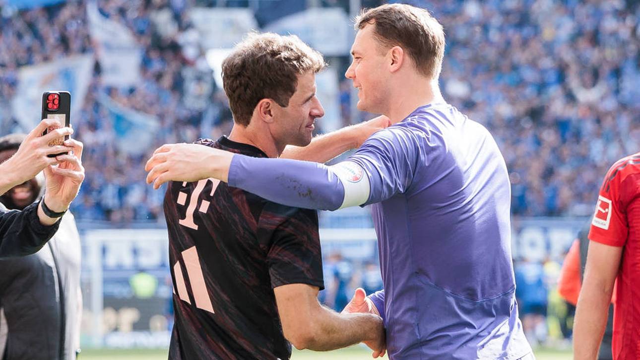 Thomas Müller (l.) und Manuel Neuer umarmen sich