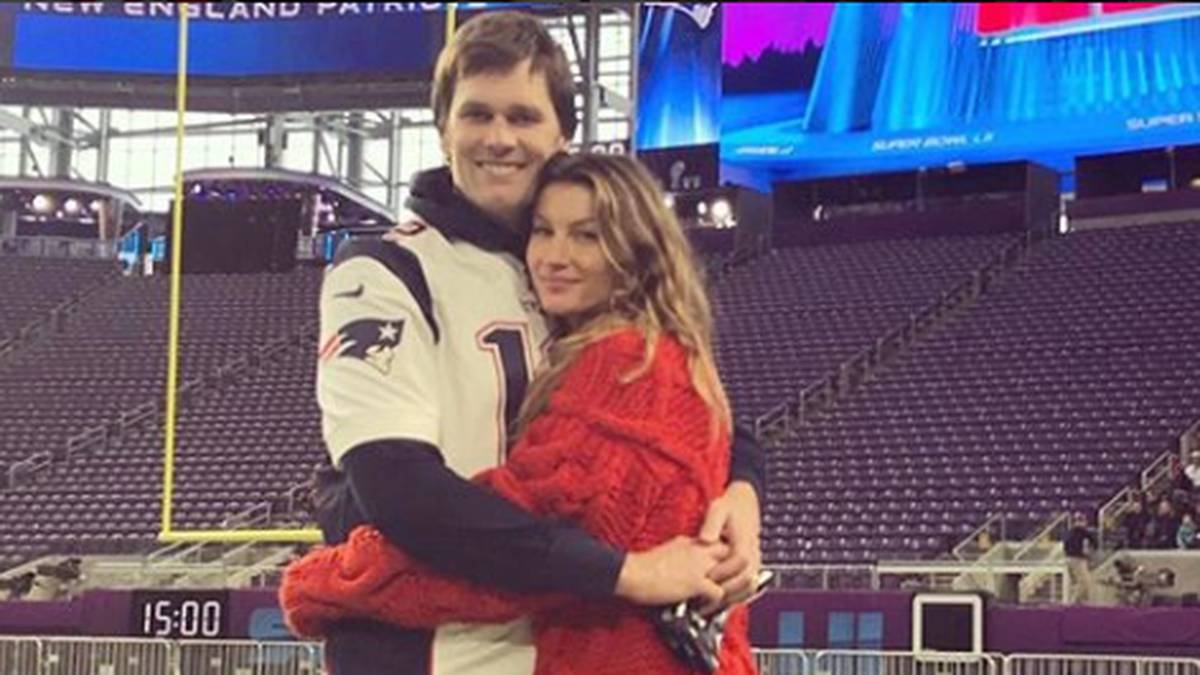 ... eine Umarmung da. Brady und Bündchen sind kaum zu trennen. Auch wenn die NFL-Legende die Patriots zur neuen Saison verlassen sollte, kann er sich sicher sein, eine starke Partnerin an seiner Seite zu haben