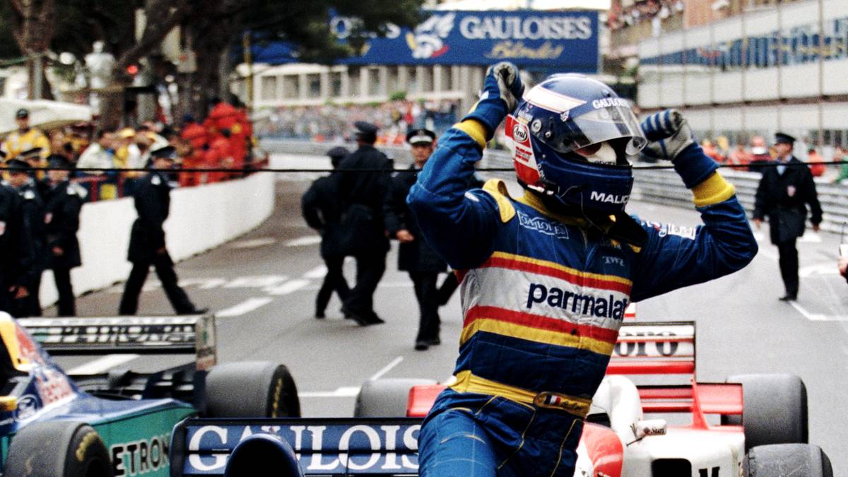 Überholen ist in Monaco bekanntlich deutlich schwieriger als auf anderen Strecken: Trotzdem gelingt OLIVIER PANIS 1996 der Sieg in Monte Carlo von Startplatz 14 aus. Dabei profitiert er einerseits von einer kuriosen Ausfallliste - nur drei Autos kommen überhaupt ins Ziel -, andererseits hält er David Coulthart im überlegenen McLaren-Mercedes allerdings auch hinter sich