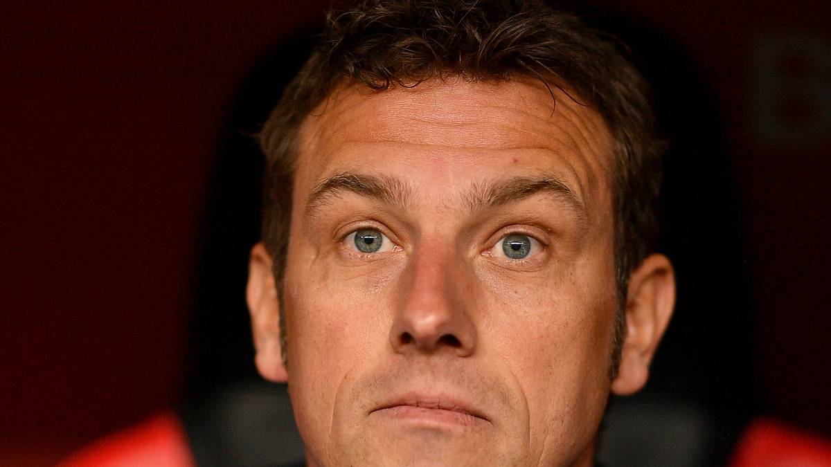 Da schaut der Schalke-Coach dann doch ganz genau hin...