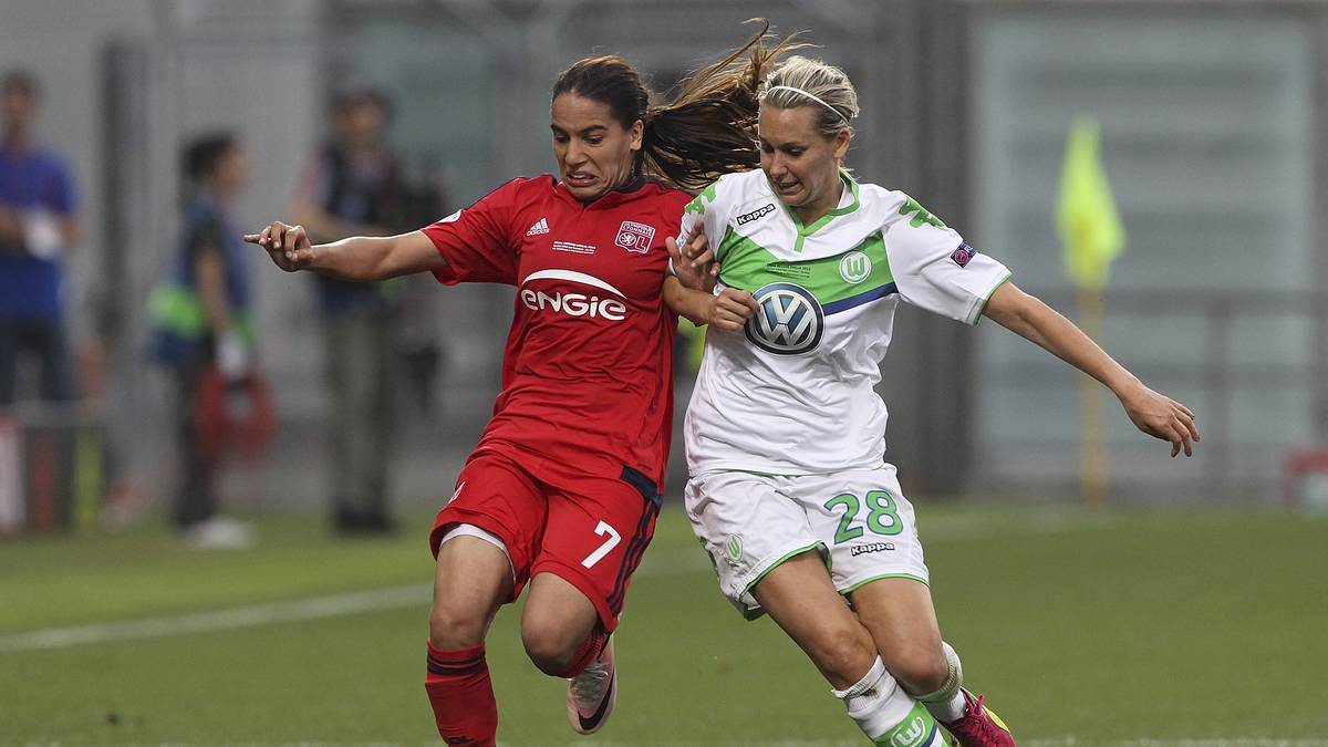 Lena Goeßling (r.), die 2013 Europameisterin wurde, spielt seit 2011 beim VfL Wolfsburg. Dort holte sie diverse Titel. 2013 das Triple aus Meisterschaft, Champions League und DFB-Pokal, 2014 das Double aus Meisterschaft und Königsklasse sowie 2015 und 2016 den Pokal.