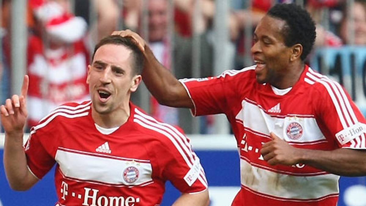 Querstreifen machen dick, heißt es: Trotzdem sind Franck Ribery und Ze Roberto ab 2007 mit dieser Version der Rot-Weiß-Kombi zu sehen