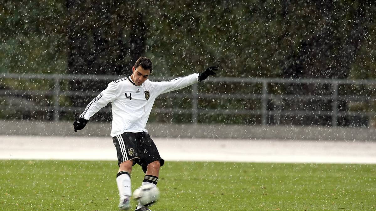 KAAN AYHAN wusste wohl nicht so recht, für wen er spielen soll, wenn man sich seine Einsätze in der Junioren-Zeit genauer anschaut: Der Abwehrchef von Fortuna Düsseldorf lief sechs Mal für die deutsche U16 auf, zwei Mal für die türkische U17 sowie 20 Mal für die deutsche U17, zwei Mal für deutsche U18 und acht Mal für die türkische U21, ehe er sich final für ein Land entscheiden musste