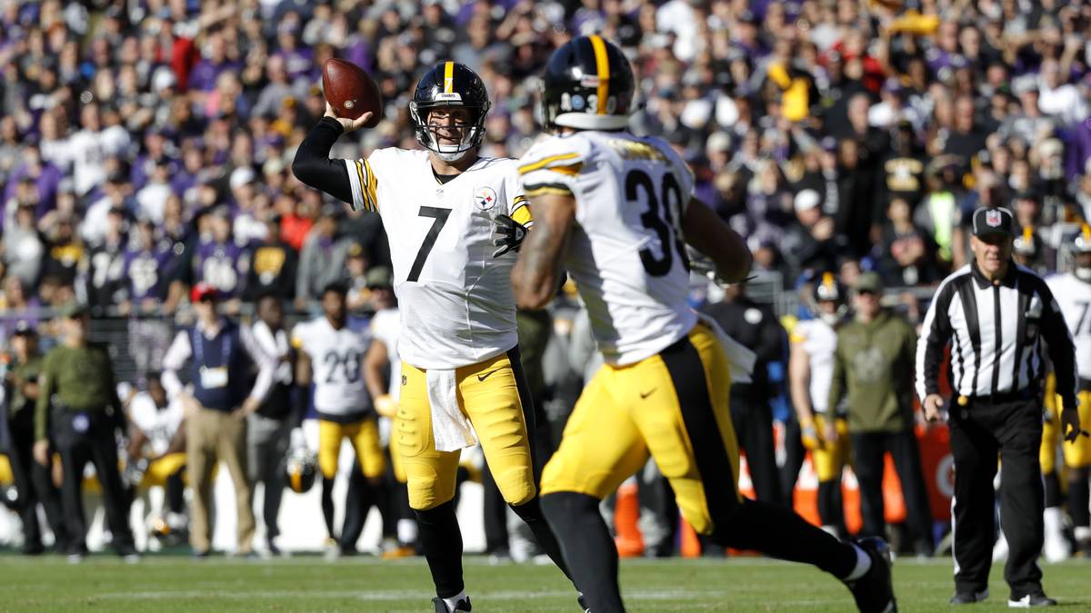 Die Pittsburgh Steelers um Quarterback Ben Roethlisberger (l.) führen die AFC North an, auch wenn der Fight mit den Bengals eng zugeht. Mit James Conner (r.) und Antonio Brown stehen erfahrene Topstars im Team, nur die Zukunft von Le'Veon Bell kann niemand einschätzen