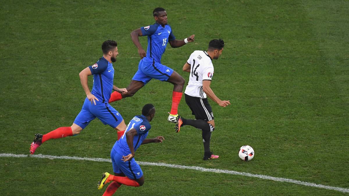 Ha ha, ihr kriegt mich nicht! Emre Can vor Blaise Matuidi, Olivier Giroud und Paul Pogba