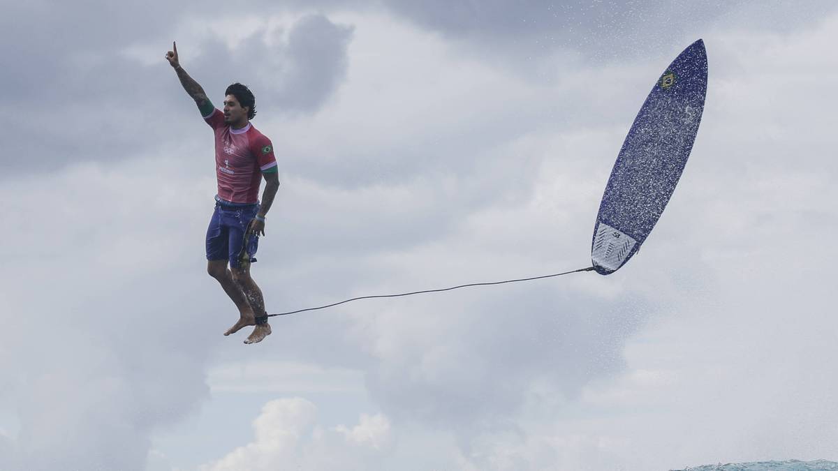 Ein Bild, das um die Welt geht: Gabriel Medina nutzt die Bedingungen zu einem phänomenalen Wellenritt. Es wirkt, als stünde der Brasilianer beim Jubel in der Luft 