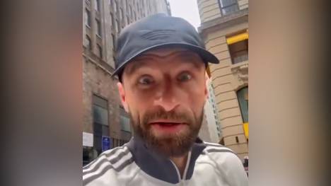 Thomas Müller will zwischen seinen Einsätzen als TV-Experte eigentlich eine Runde Fußball spielen. Doch ein besonderes Ereignis in New York stellt die Bayern-Legende vor vollendete Tatsachen.
