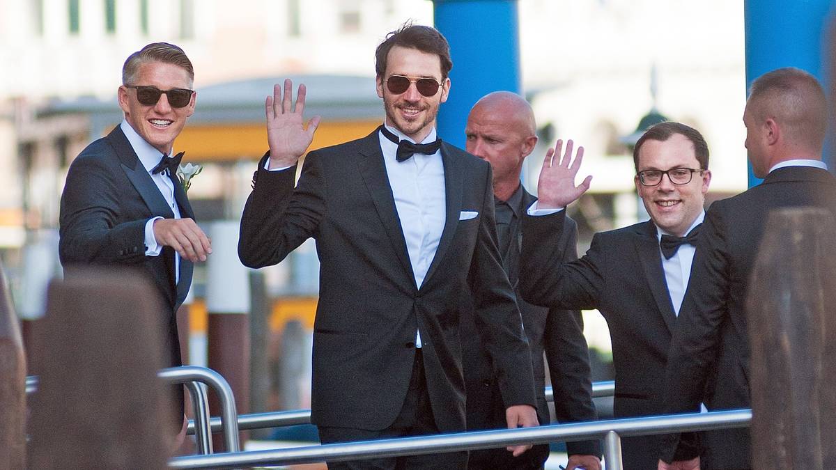 Schweinsteiger macht sich an der Seite von Jugendfreund Neureuther auf den Weg zur Kirche...
