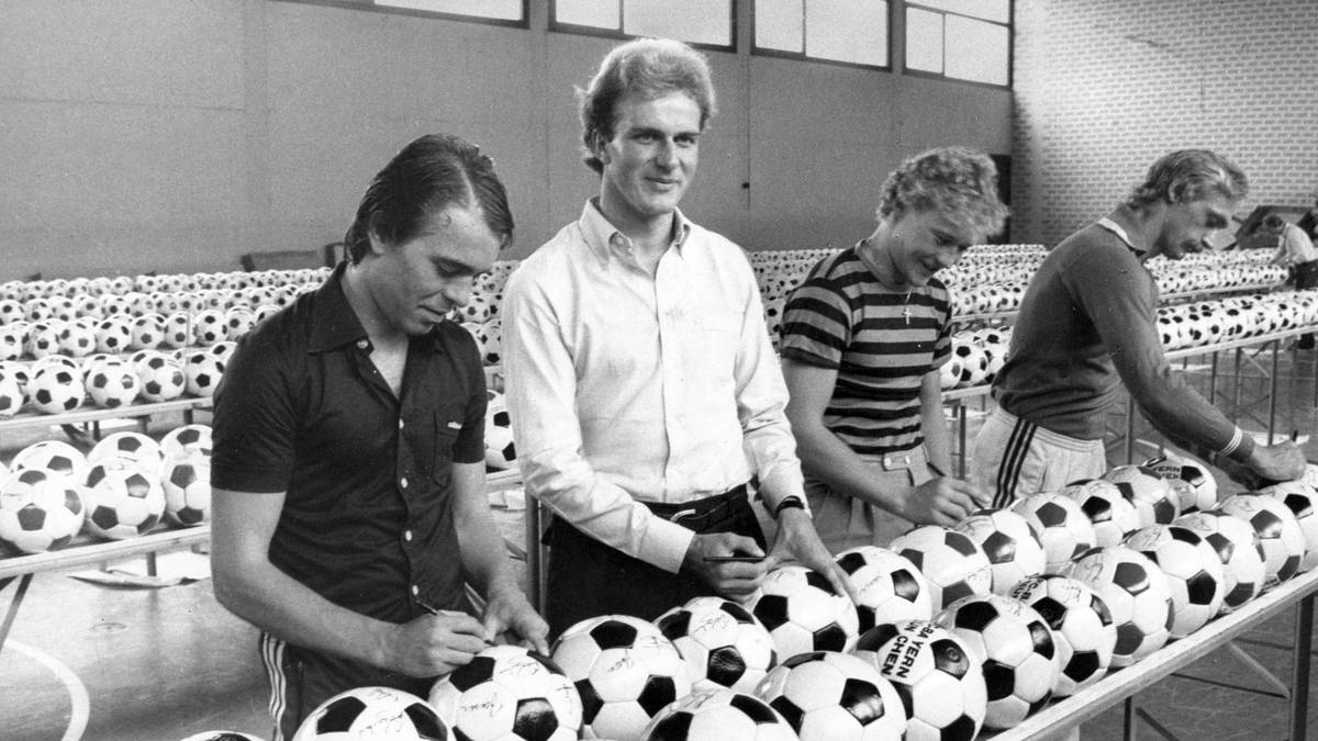 Ein besonderes Verhältnis zu Bällen hat Rummenigge schon immer: Dieses Foto zeigt ihn bei einer gemeinsamen Autogrammstunde mit Wolfgang Kraus, Alfred Steinkirchner, Karl und Hans Weiner (von links)  am 14. Juli 1979 