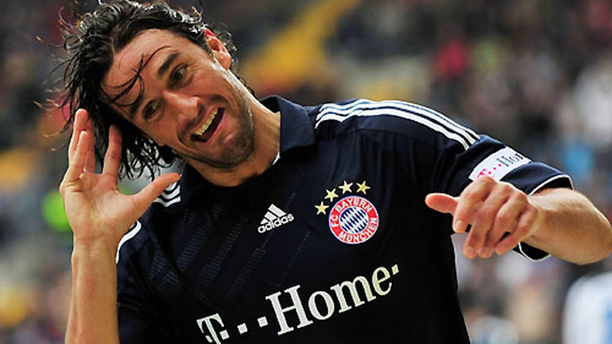 Große Aufregung gibt es 2008 um dieses Auswärtstrikot an Luca Tonis Leib. Zum Start der Ära Jürgen Klinsmann gibt es auch erstmals Auswärtstrikots ganz in der Farbe Blau - wenn es auch ein fast schwarzes Nachtblau ist