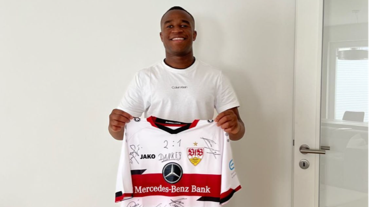 Youssoufa Moukoko bekam ein Trikot vom VfB Stuttgart geschenkt
