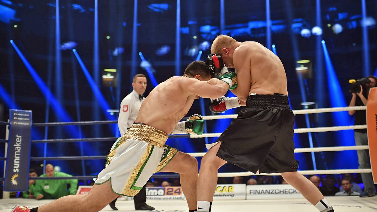 Der Deutsche zieht sich einen Mittelhandbruch seiner rechten Schlaghand zu