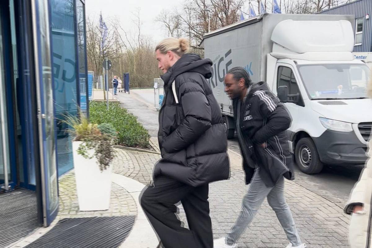 Loris Karius ist zurück im deutschen Profifußball! Der Torhüter ist am Dienstag um 11.30 Uhr an der Geschäftsteller des FC Schalke angekommen und soll S04 ab sofort weiterhelfen.