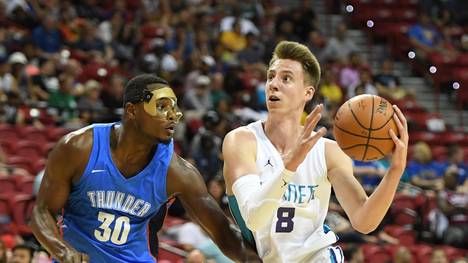 Arnoldas Kulboka (r.) wurde im NBA-Draft von Charlotte Hornets in der zweiten Runde gepickt