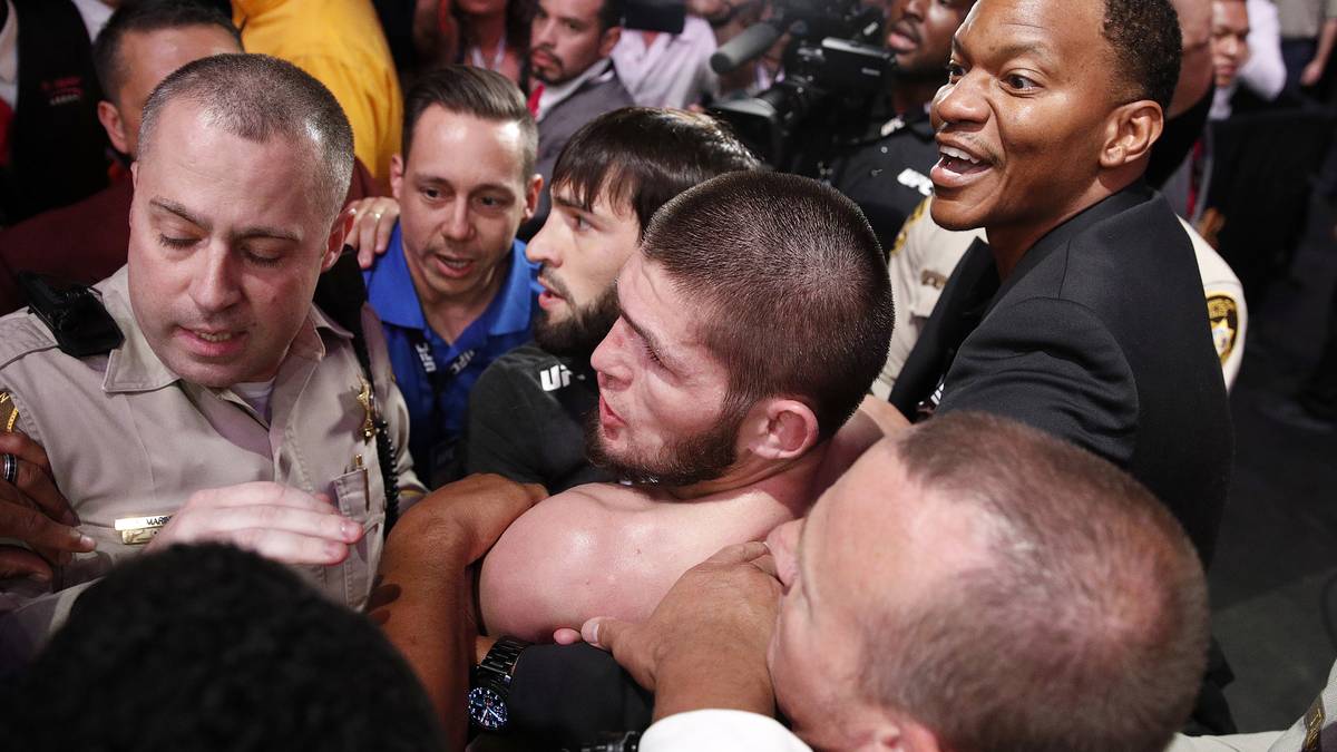 Zudem cancelt White kurzfristig die Übergabe des Gürtels sowie die Schecks für die beiden Kontrahenten. White spricht von einer "sehr schlechten Nacht" für seinen Verband