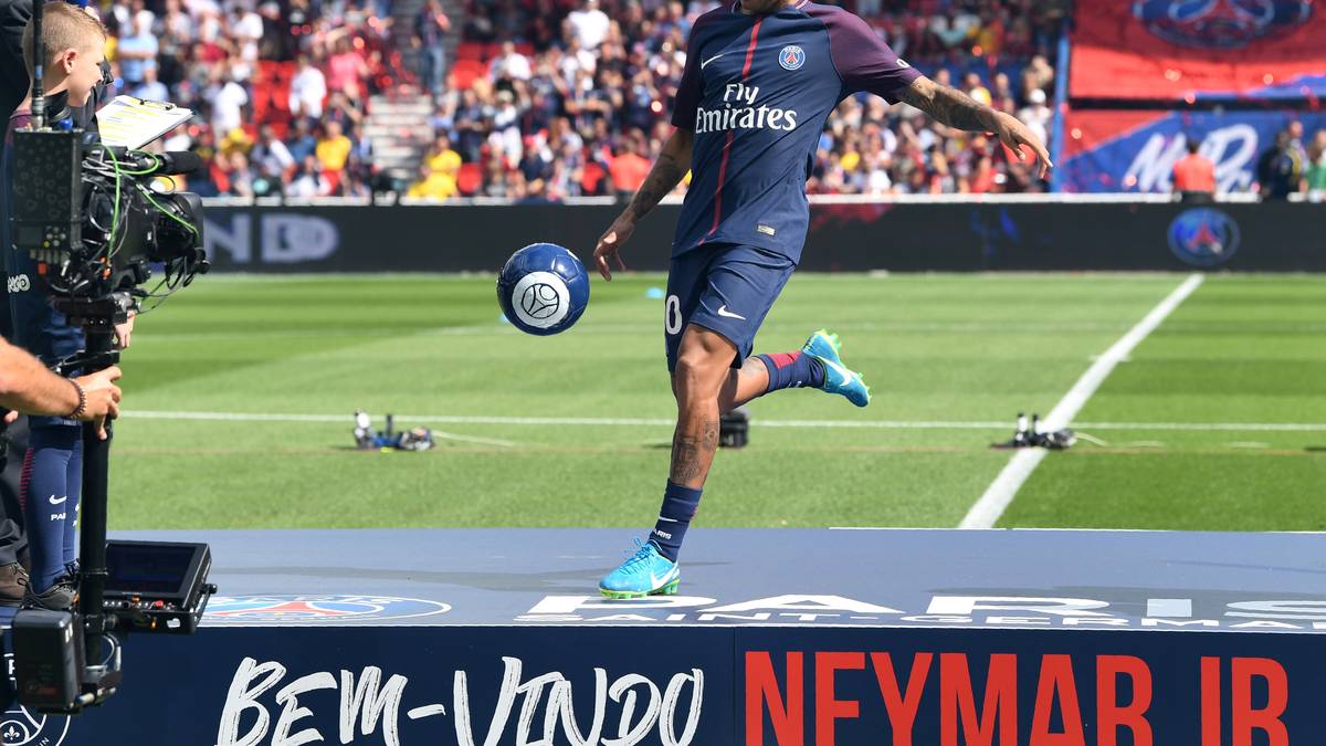 Der Neymar wurde im Pariser Prinzenpark unter frenetischen Gesängen der Anhänger empfangen 