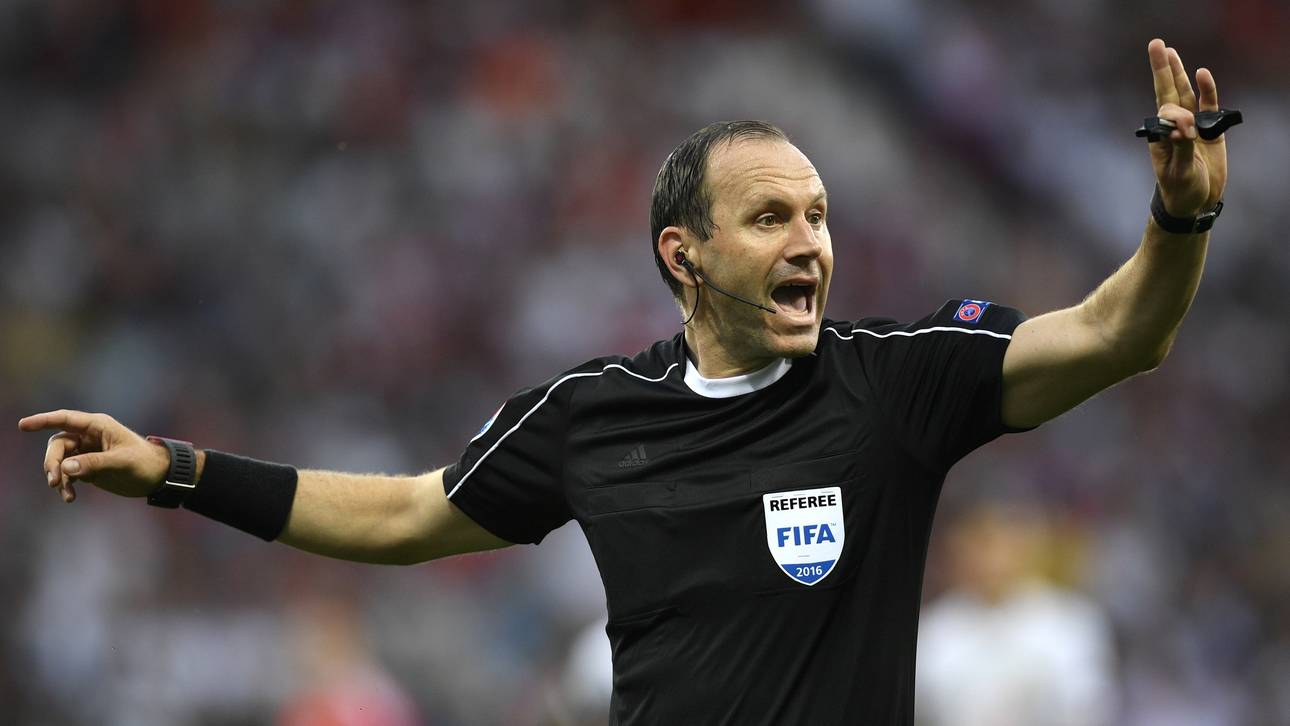 China holt Schiris aus Ausland