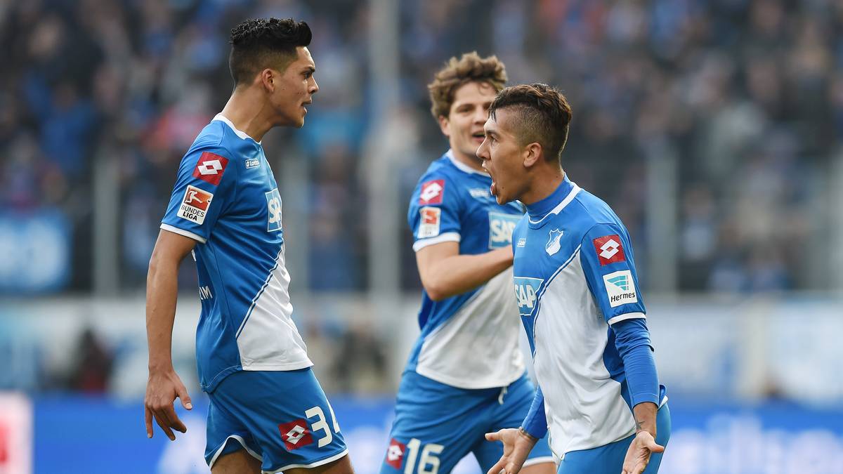 Roberto Firmino (r.), der in einer unübersichtlichen Situation die Übersicht behält und trifft.