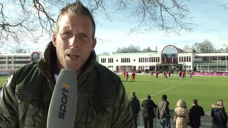 Christian Ortlepp vor dem Trainingsplatz des FC Bayern