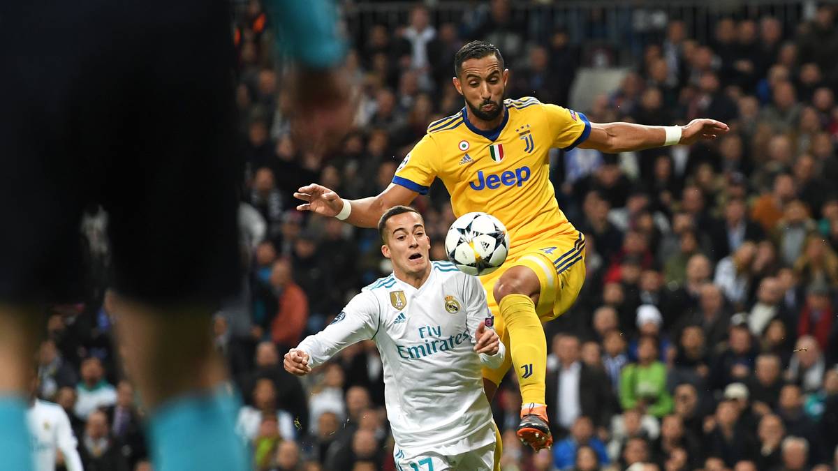 Ex-Bayern-Profi Medhi Benatia attackiert Reals Lucas Vazquez im Strafraum ...