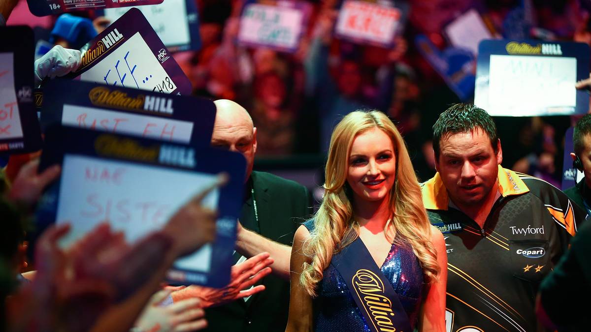 Den Abend eröffnet "The Jackpot" Adrian Lewis. Am Anfang trottet der Weltmeister von 2011 und 2012 noch Walk-On-Girl Charlotte Wood hinterher