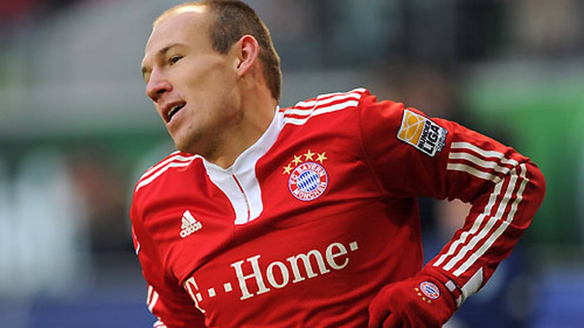 Gut, dass die Fans da ab 2009 wieder mit einem ganz roten Trikot besänftigt werden