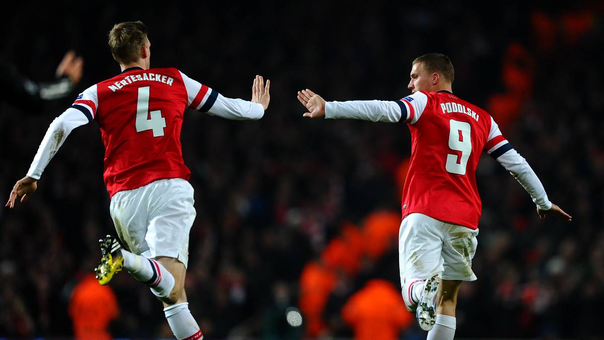 Auch für Arsenal trifft ein Deutscher: Lukas Podolski erzielt den Ehrentreffer und jubelt mit Per Mertesacker