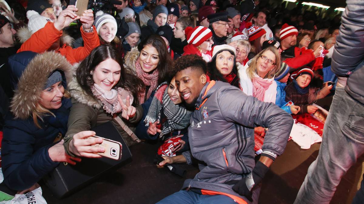 Kingsley Coman macht diese weiblichen Fans mit einem Selfie glücklich