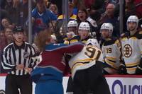 In der NHL kommt es beim Spiel zwischen der Colorado Avalanche und den Boston Bruins zu einer Schlägerei. NHL-Debütant Matt Stienburg ist mittendrin - sein Vater lässt stolz die Handykamera mitlaufen ...